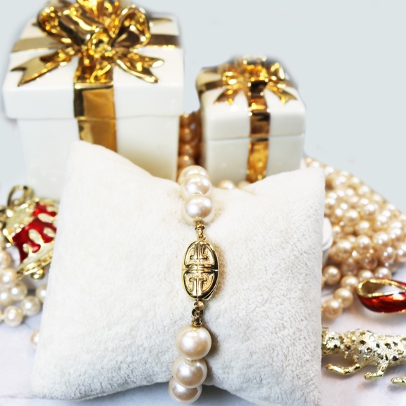 ⚜️ Vintage Givenchy Pearl Bracelet with Logo Clasp - Picture 12 of 16